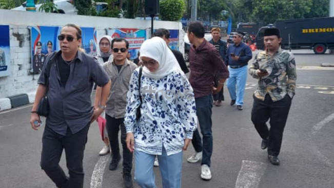 Ayu Chairun Nurisa, mantan karyawan Ashanty, tiba di Polda Metro Jaya sekira pukul 15.27 WIB, Kamis (16/10/2025). [FTNews.co.id/Selvianus Kopong Basar]